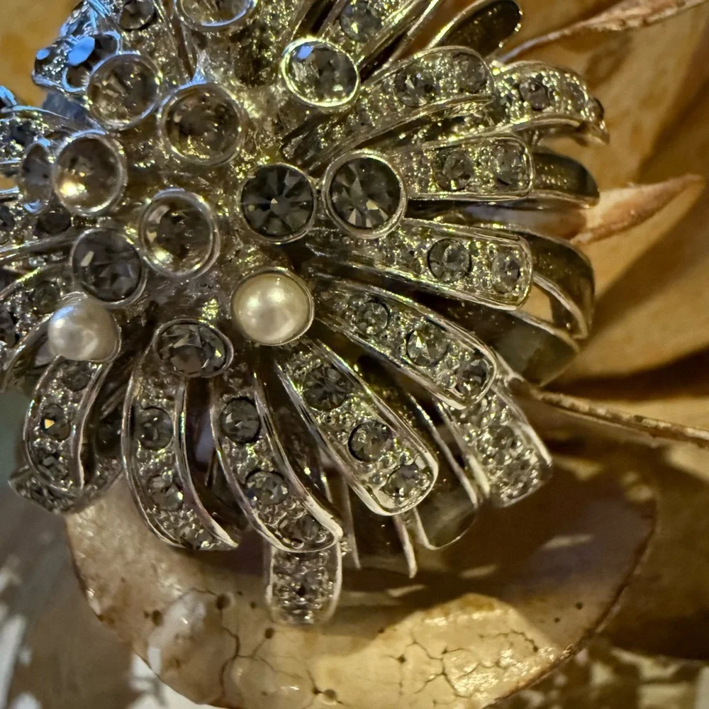 Vintage Brooch Rhinestone and Pearl Silver - Picture 4 of 10